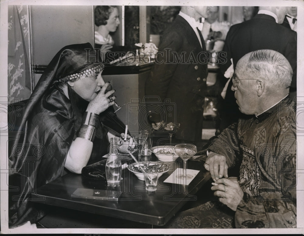 1935 Press Photo Mrs Martin S Watts and Earle Alexander at Beaux arts ball - Historic Images