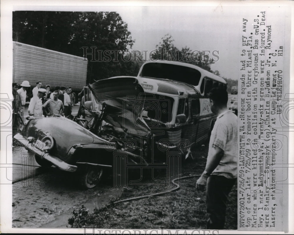 1959 Press Photo Collision of Greyhound Bus in US Hway near Ladysmith - Historic Images