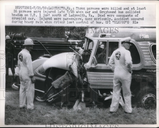 1959 Press Photo Car and Greyhound bus collided headon on US south of Ladysmith - Historic Images