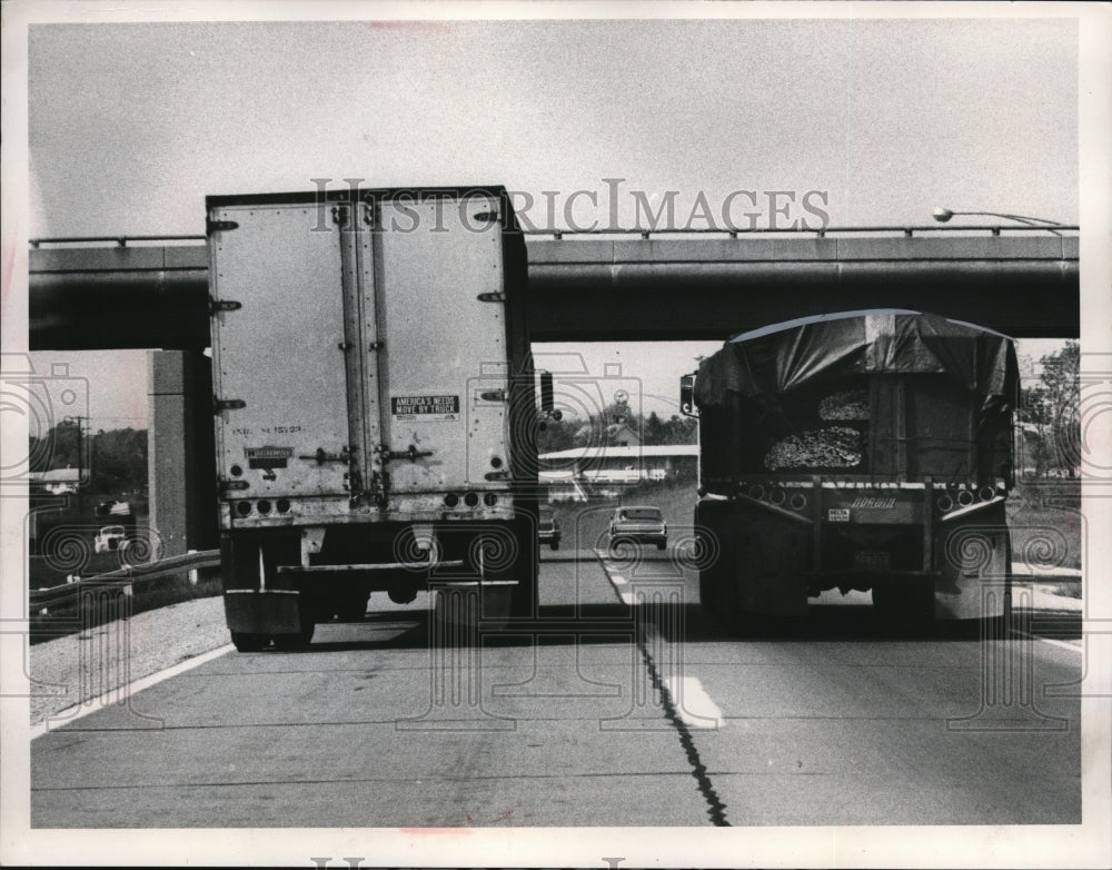 1964 Press Photo Ohio-Turnpike-Trucks - Historic Images