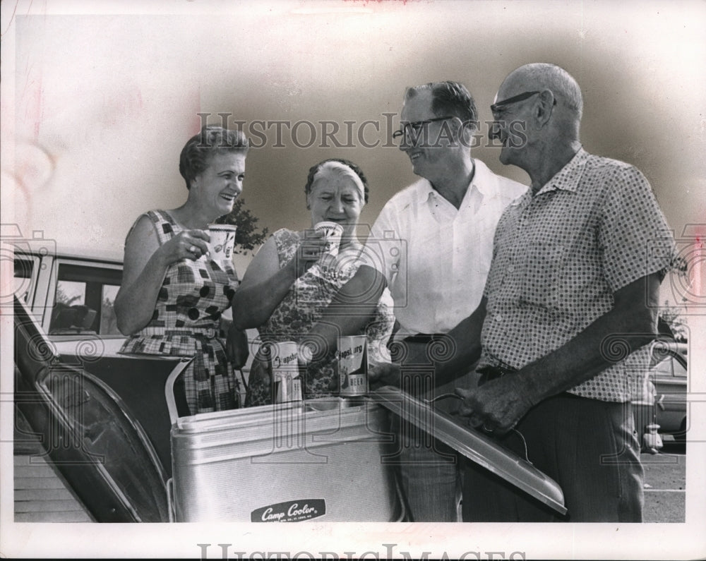 1962 Press Photo Seniors stop for a cool beverage at a roadside park - Historic Images