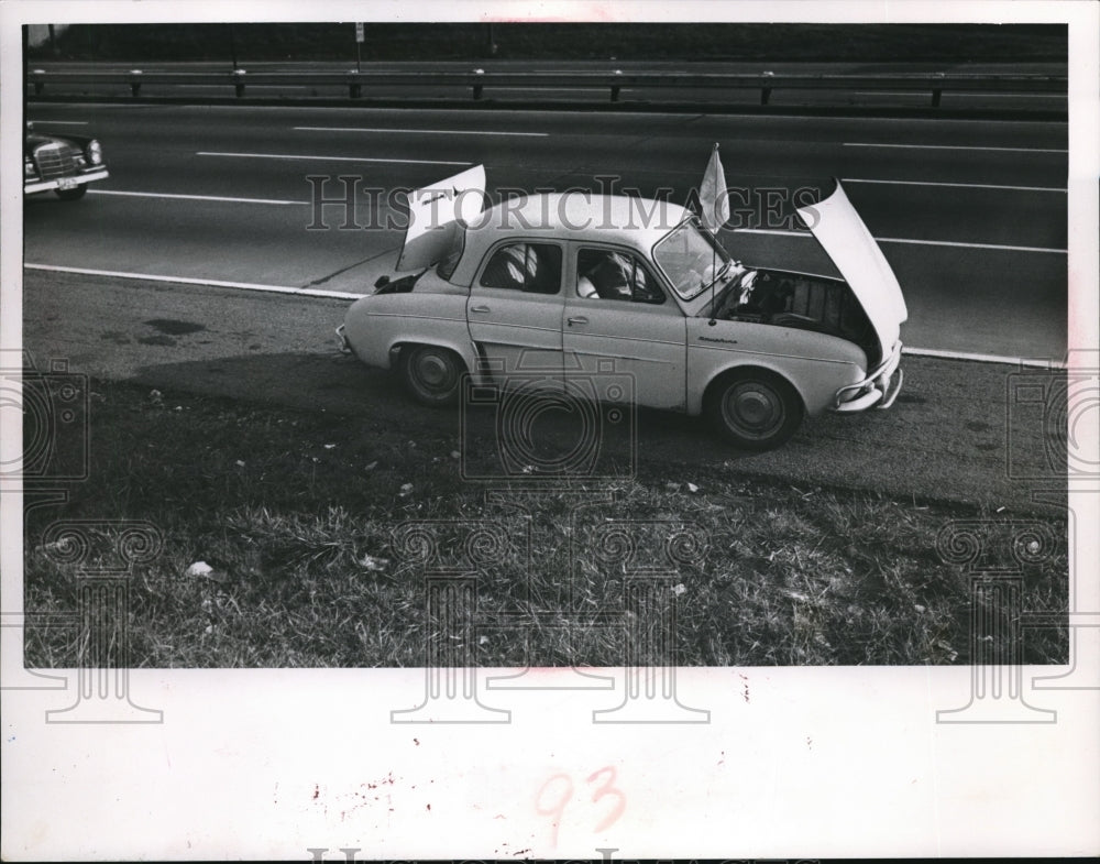 1964 Press Photo Car distress at Ohio Turnpike - Historic Images