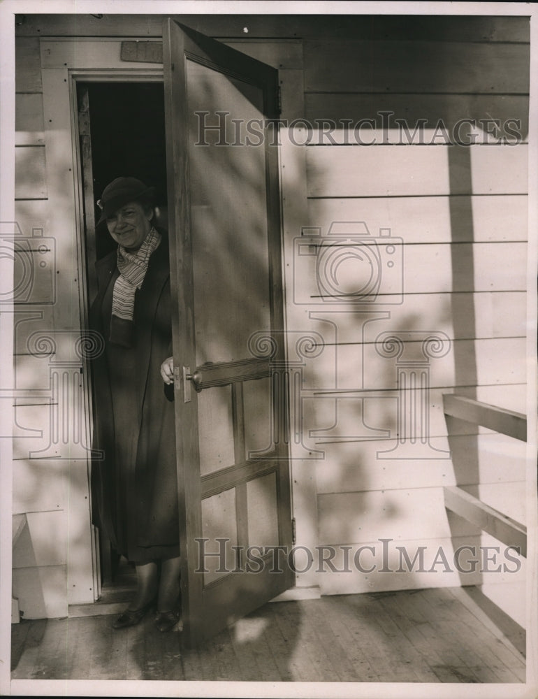 1936 Press Photo Mrs. Effie Morrison on porch of Roosevelt Old Age Park Colony - Historic Images