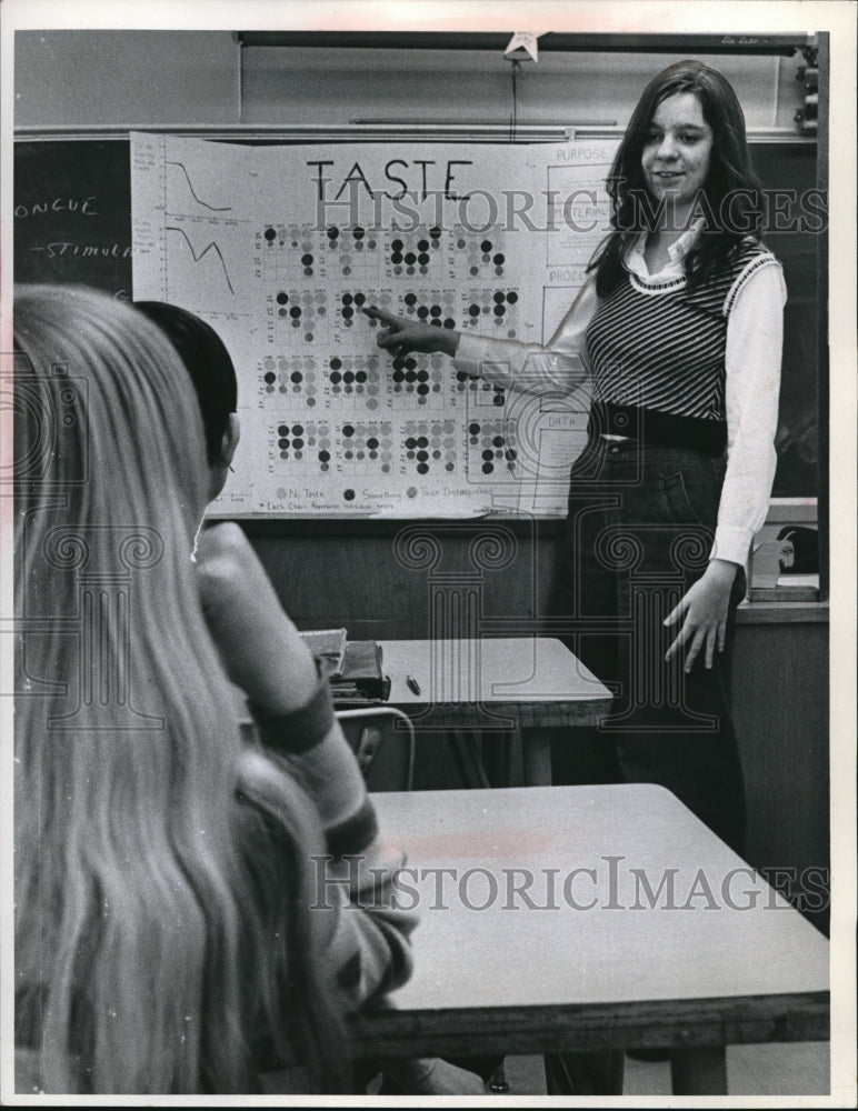 1974 Press Photo Gloria Bisson at the front of her class at a school - Historic Images