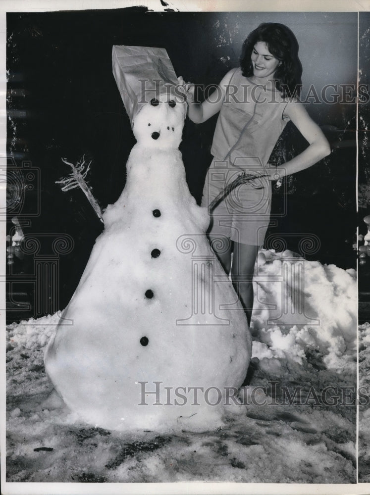 1962 Press Photo Daytona Beach Fla Kay Parker &amp; snowman on orphanage lawn - Historic Images