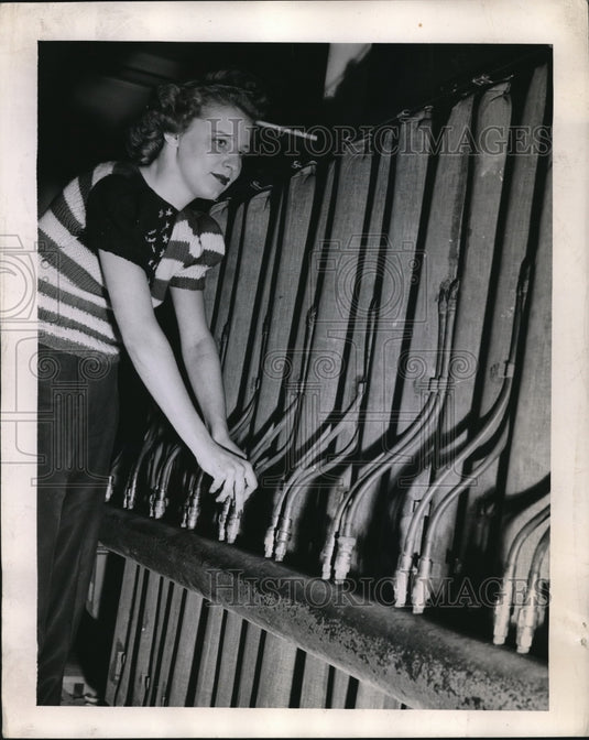 1943 Press Photo Phyllis Nist at General Tire & Rubber Co inspects life belts - Historic Images