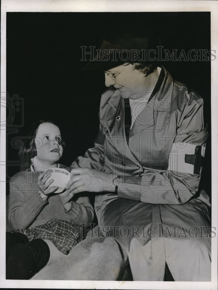 1937 Press Photo Red Cross nurse assist  achild in London, Ontario flood area - Historic Images