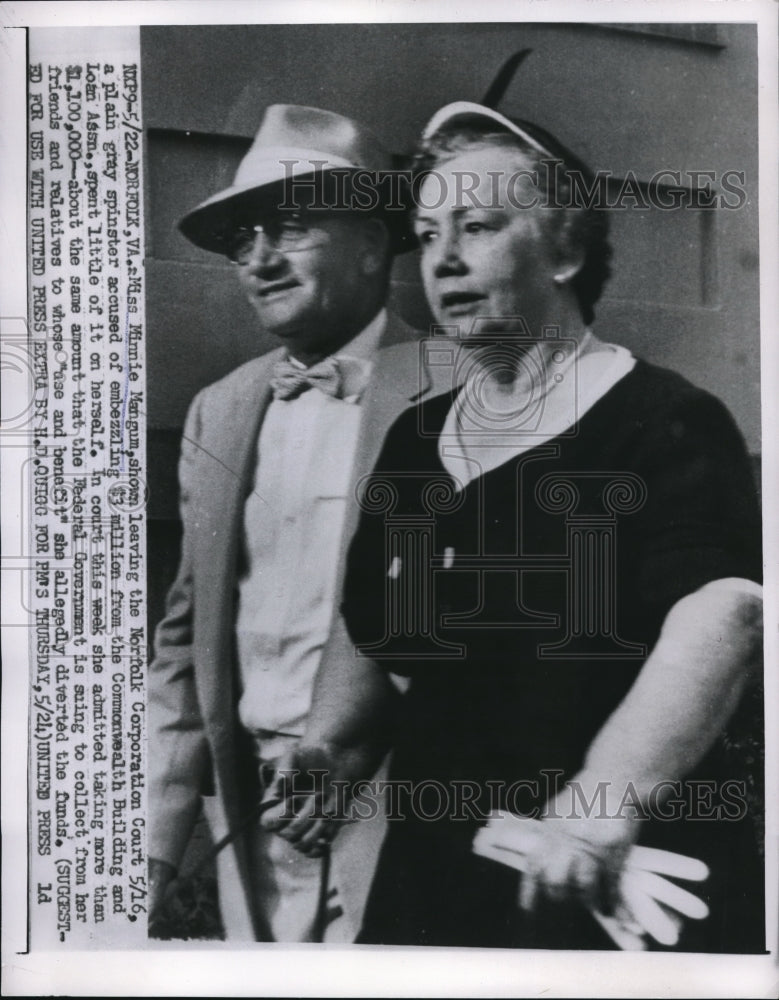 1956 Press Photo Norfolk Va Minnie Mangum leaving Norfolk Corporatin Court - Historic Images