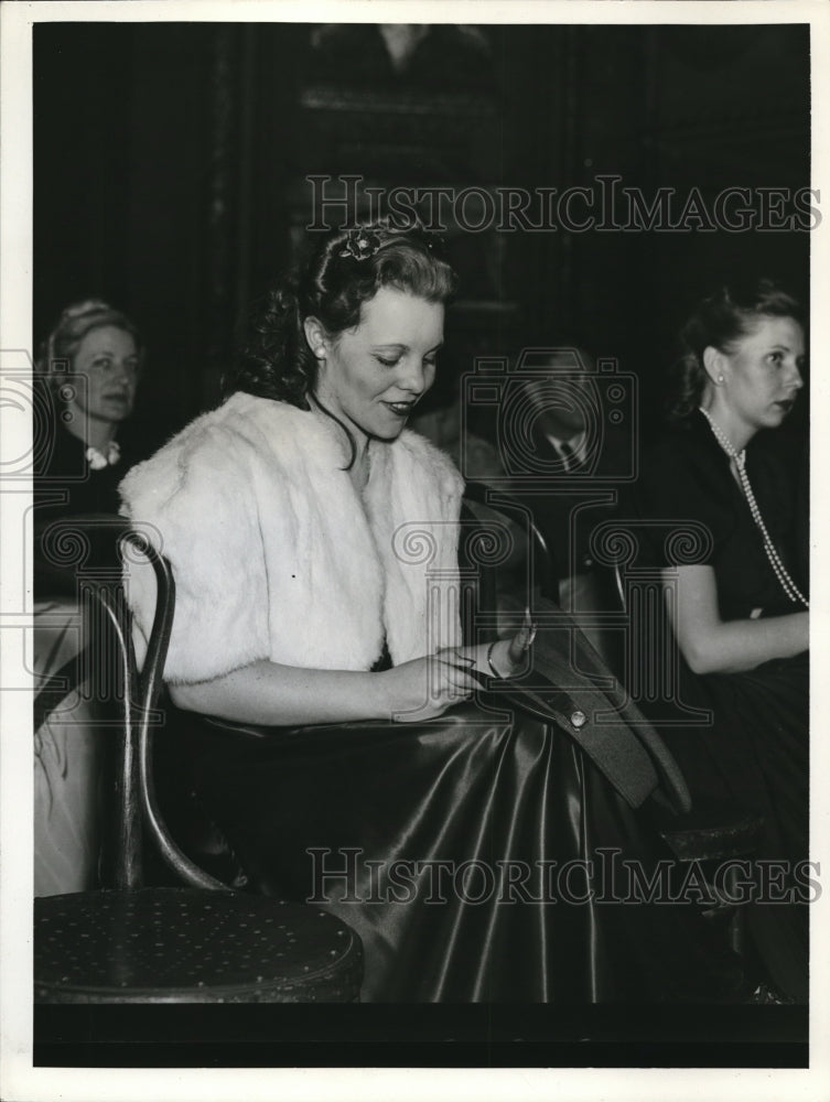 1940 Press Photo Marian Multhauft holding her husbands army hat - Historic Images