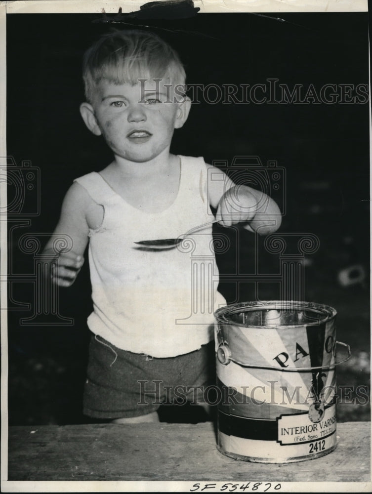 1940 Press Photo One Year Old Buddy Botz from Los Altos Ca eating green paint - Historic Images