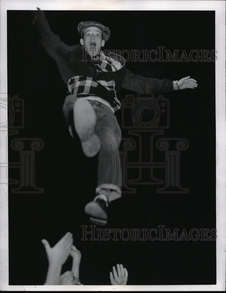 1955 Press Photo a Jump shot for Fred Knippenburg - Historic Images