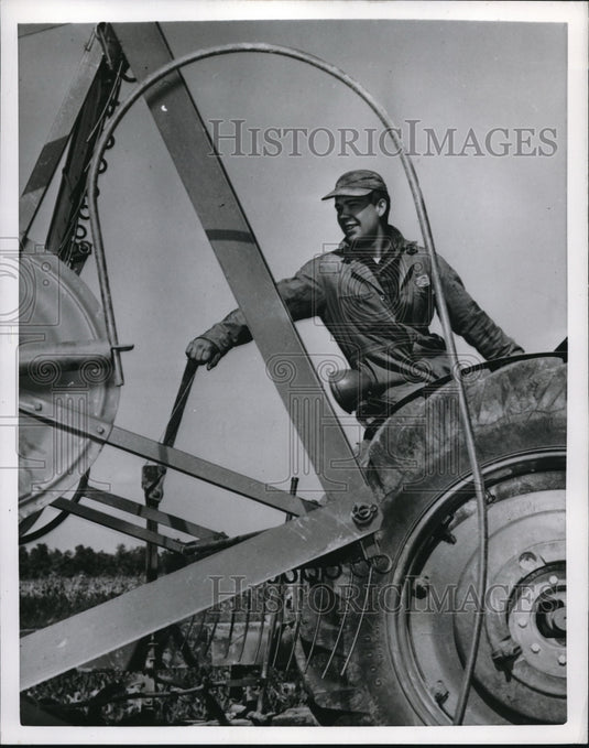 1952 Press Photo The Ohio star farmer, Wayne Vogel in his tractor - Historic Images
