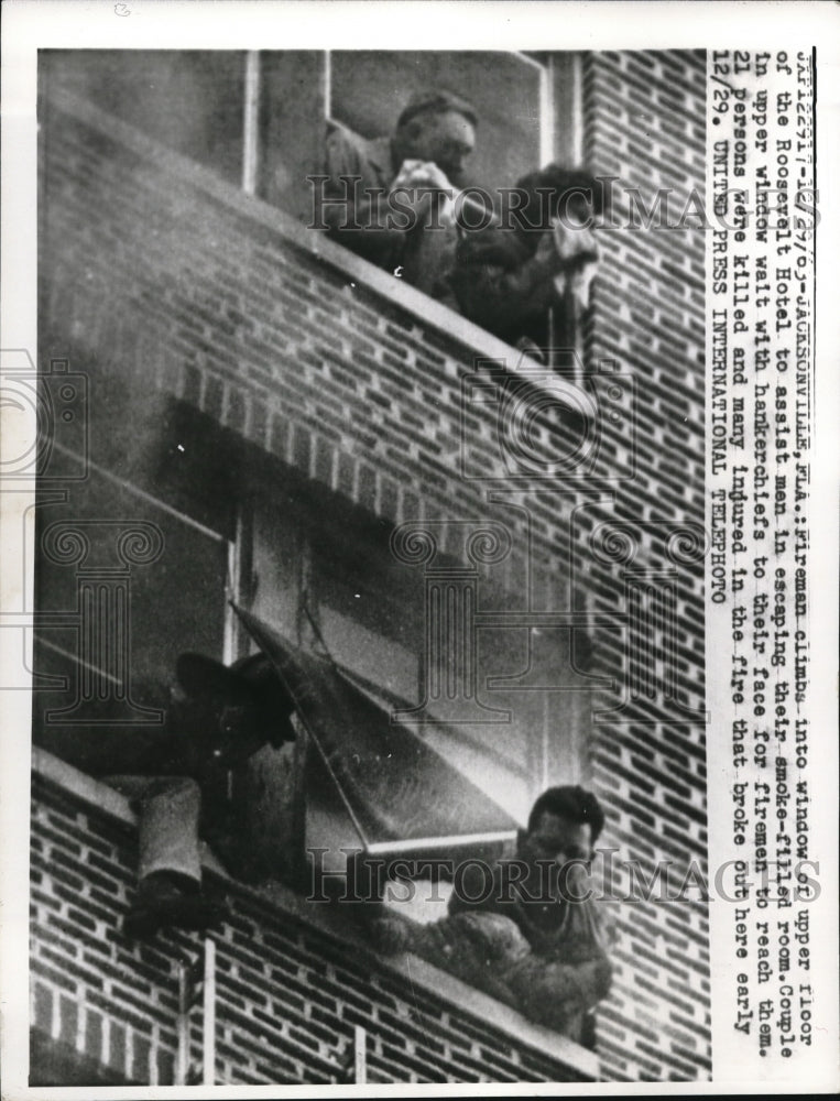 1963 Press Photo Firemen in windows to rescue guest from fire in Roosevelt Hotel - Historic Images