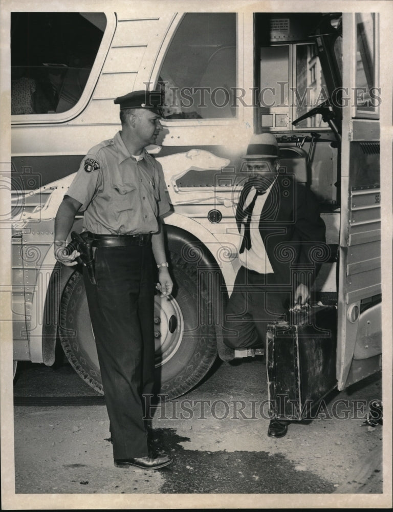 1962 Press Photo Injured in bus car crash Irving Perles of Moncey New York - Historic Images