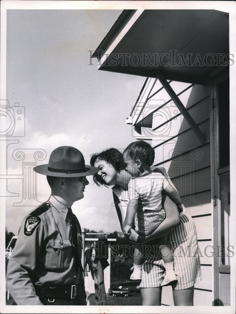 1961 Press Photo Patrolman G P Grosser farewells to his family Joan and Kenneth - Historic Images