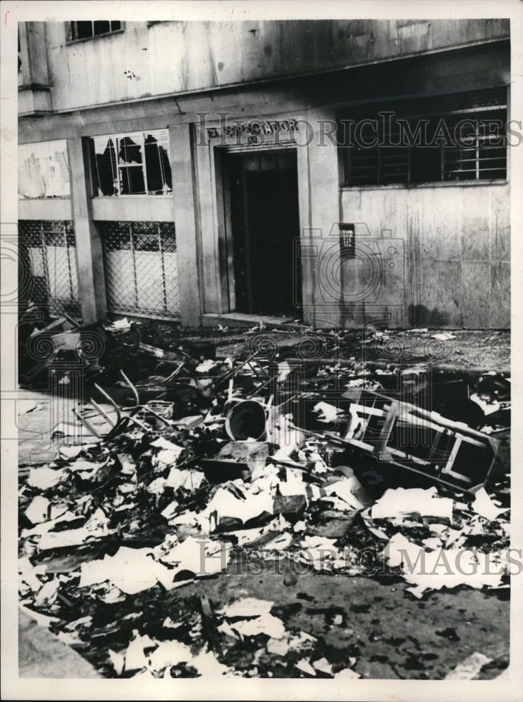 1952 Press Photo Rioters set fire leaving wreckage litter at El Espectador - Historic Images