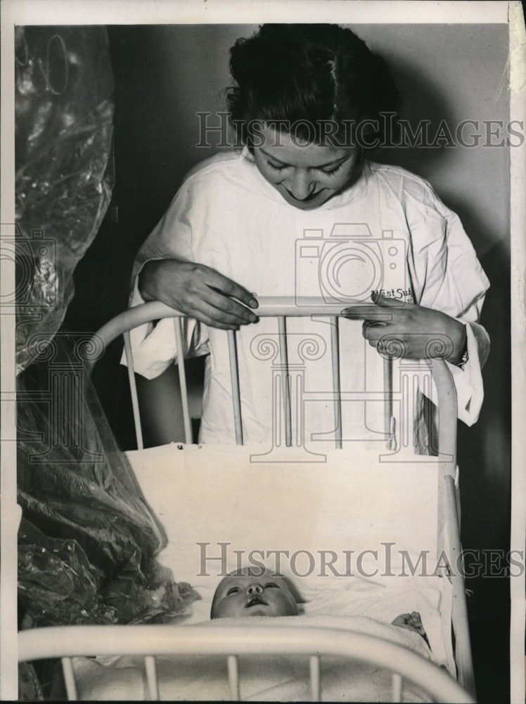 1939 Press Photo Mrs. Florence Vana  with  her baby Joyce Ann after surviving - Historic Images