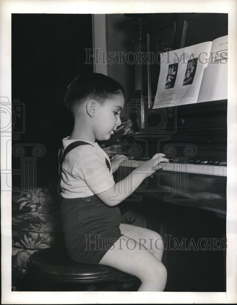 1941 Press Photo Arnold at Piano, playing one of the 25 songs in his repertoire - Historic Images