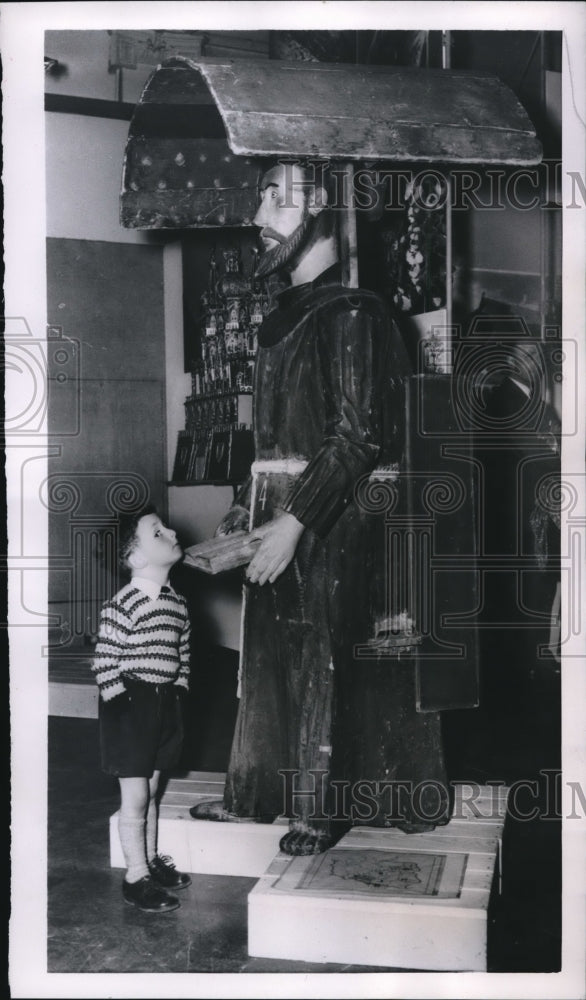 1958 Press Photo London: Michael Porto Takes A Careful Survey of A Beehive - Historic Images