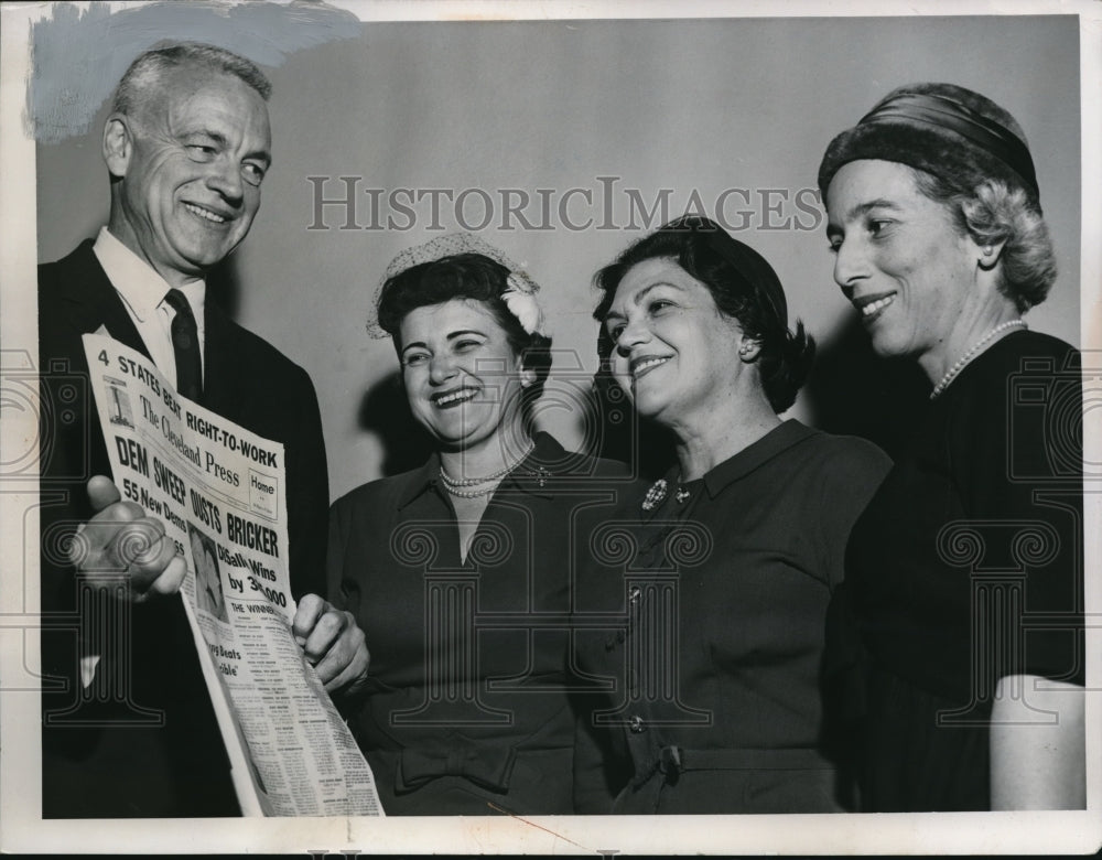 1958 Press Photo HEADLINES-DEM SWEEP OUTS BRICKER - Historic Images