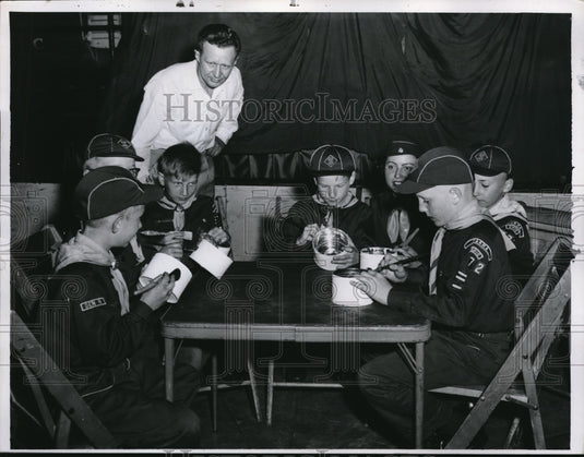1958 Press Photo group of Boy Scouts from Parma, OH doing crafts at a table - Historic Images