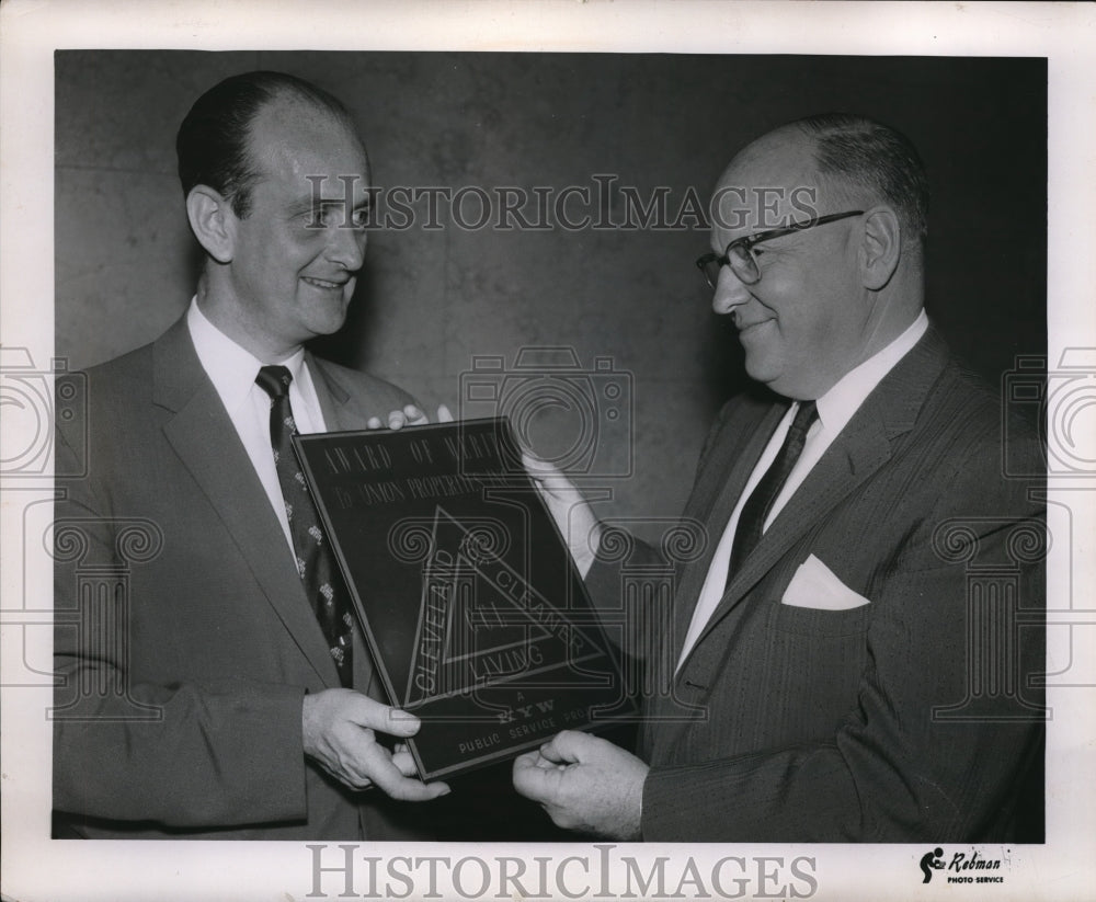 1958 Press Photo Bud Wendell and Harry Wells with Cleveland Cleaner Living award - Historic Images