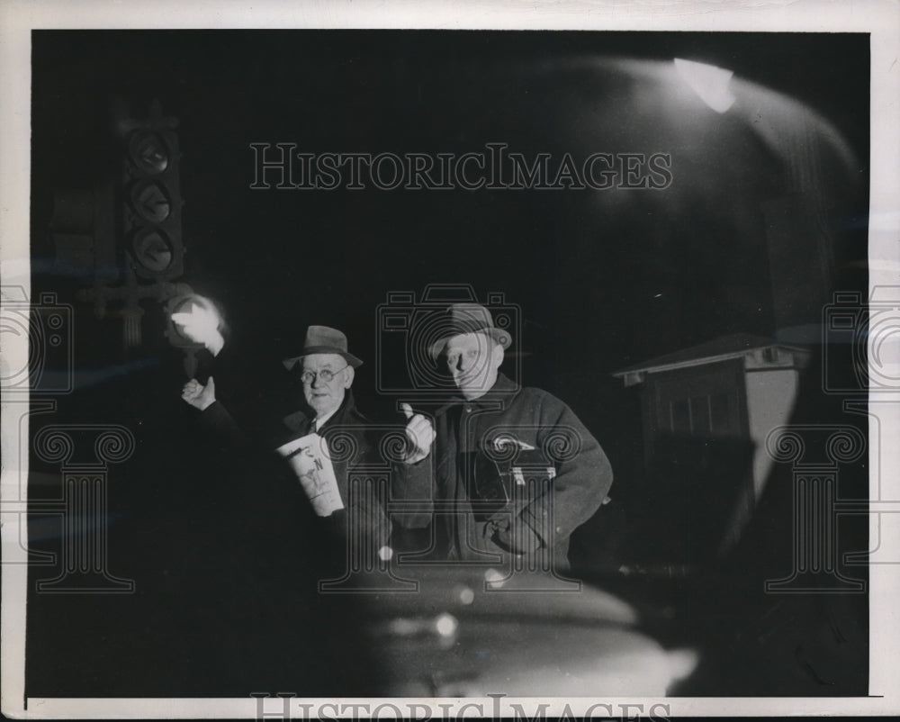 1946 Press Photo workers in Pittsburgh trying to hitch a ride in transit strike - Historic Images