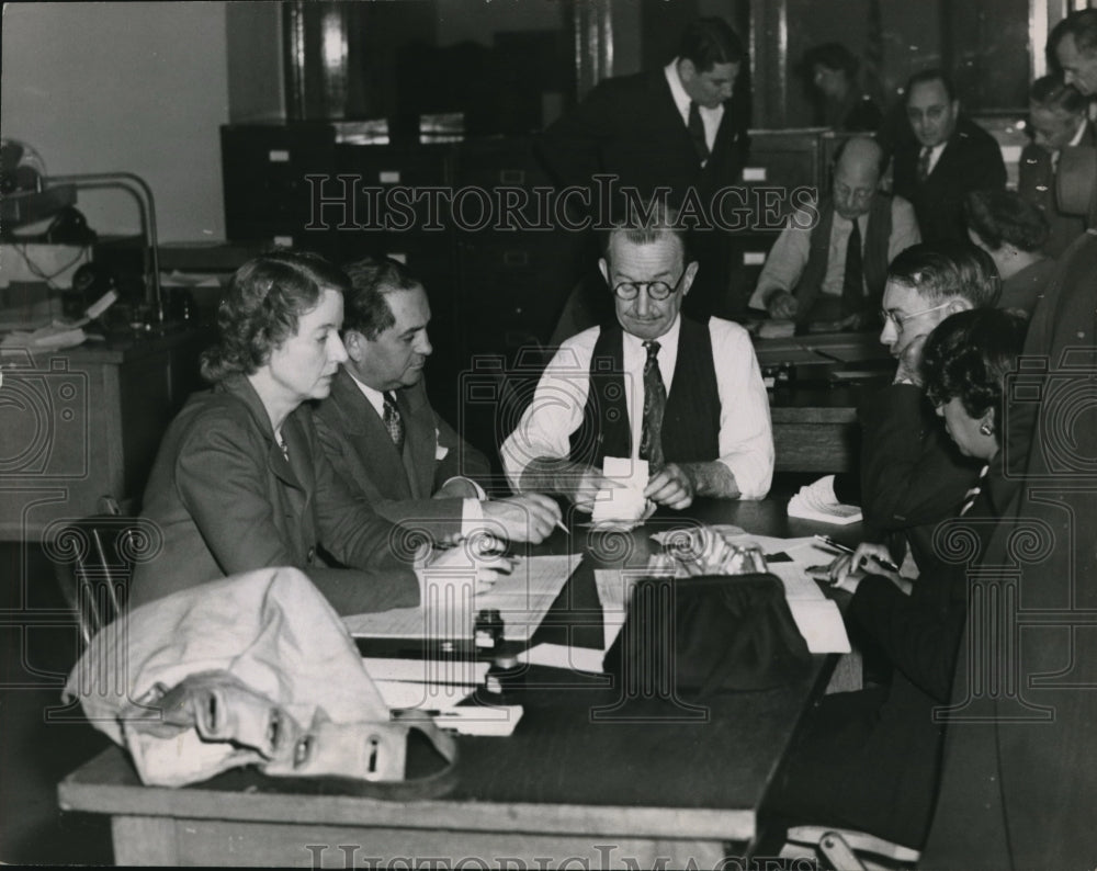 1945 Press Photo Officials at recount of Board of Elections voting results - Historic Images