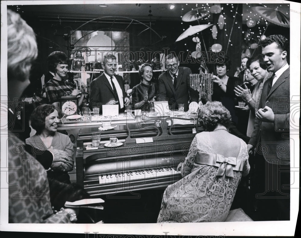 1967 Press Photo John Brownlaw William Michener Carl Stan at piano singing - Historic Images