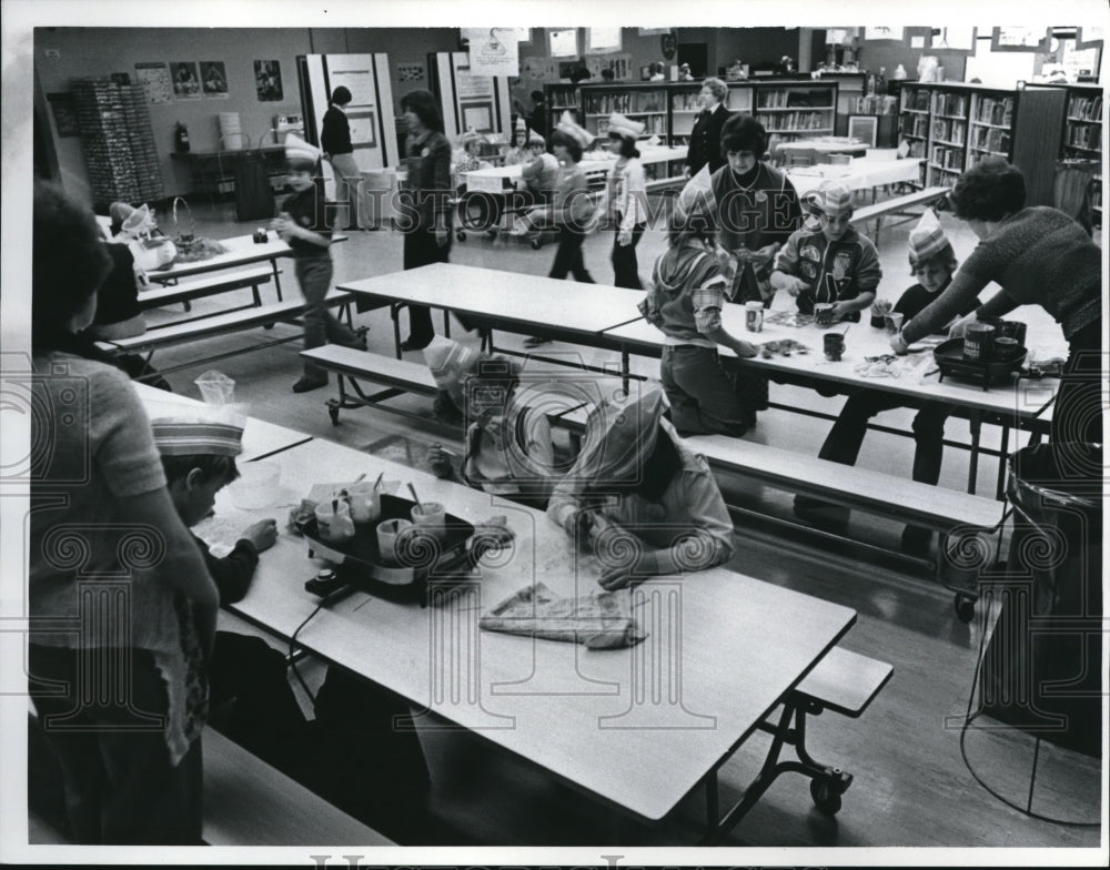 1978 Press Photo Part Of The Chocolate Factory Workers - Historic Images