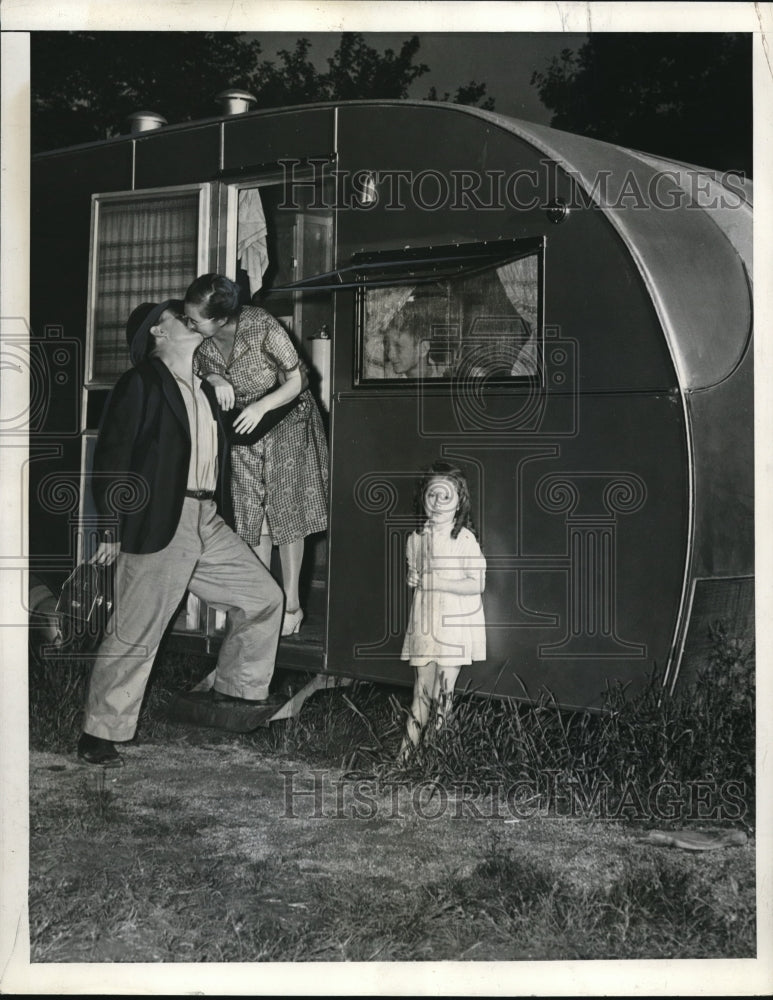 1941 Press Photo Mr &amp; Mrs William Evand &amp; 6 children in their trailer - Historic Images