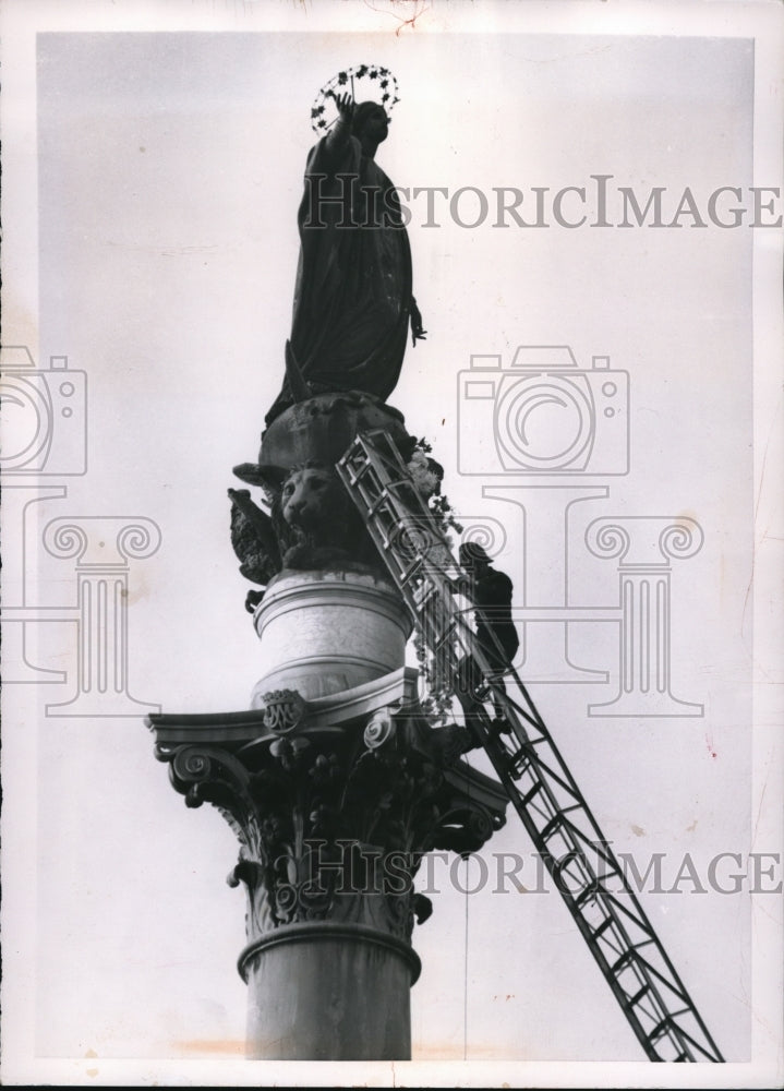 1954 Press Photo Rome Italy fireman places wreath in Immaculate Madonna statue - Historic Images