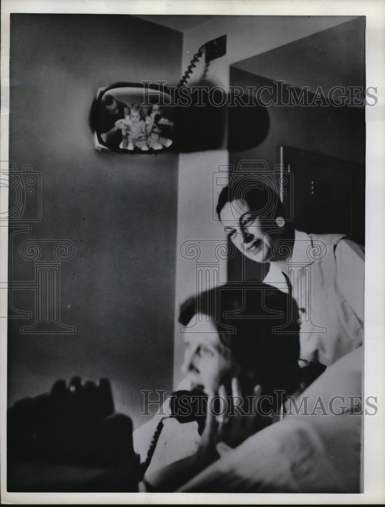 1962 Press Photo Woman talking on the phone at the Hospital in Chicago - Historic Images