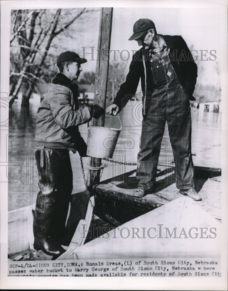 1952 Press Photo Ronald Dreas passes the bucket to Harry George of Nebraska - Historic Images