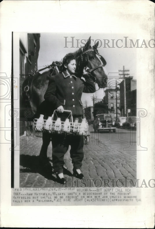 1942 Press Photo Milkman Amy Hatfield a Feduin' Hatfields descendants - Historic Images