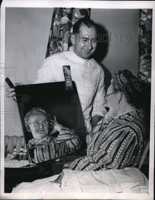 1950 Press Photo Sec Charles Budas checks job on Retired Army Nurse Anna McAleer - Historic Images