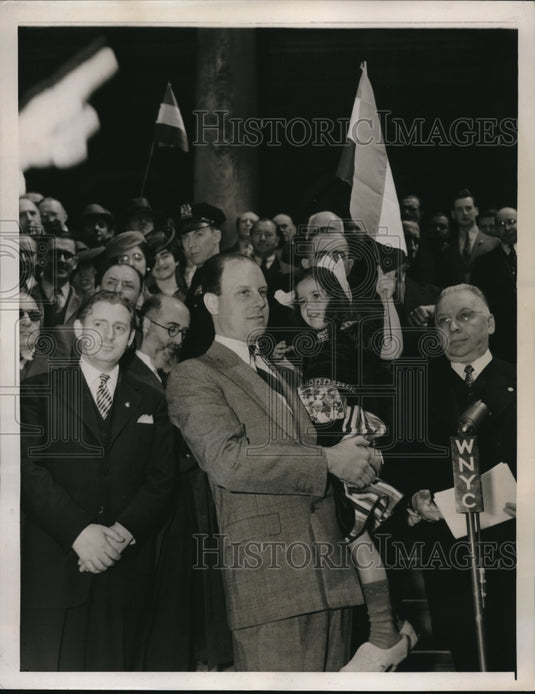 1941 Press Photo Newbold Morris Holding Stella Staher in Netherlands Costume - Historic Images
