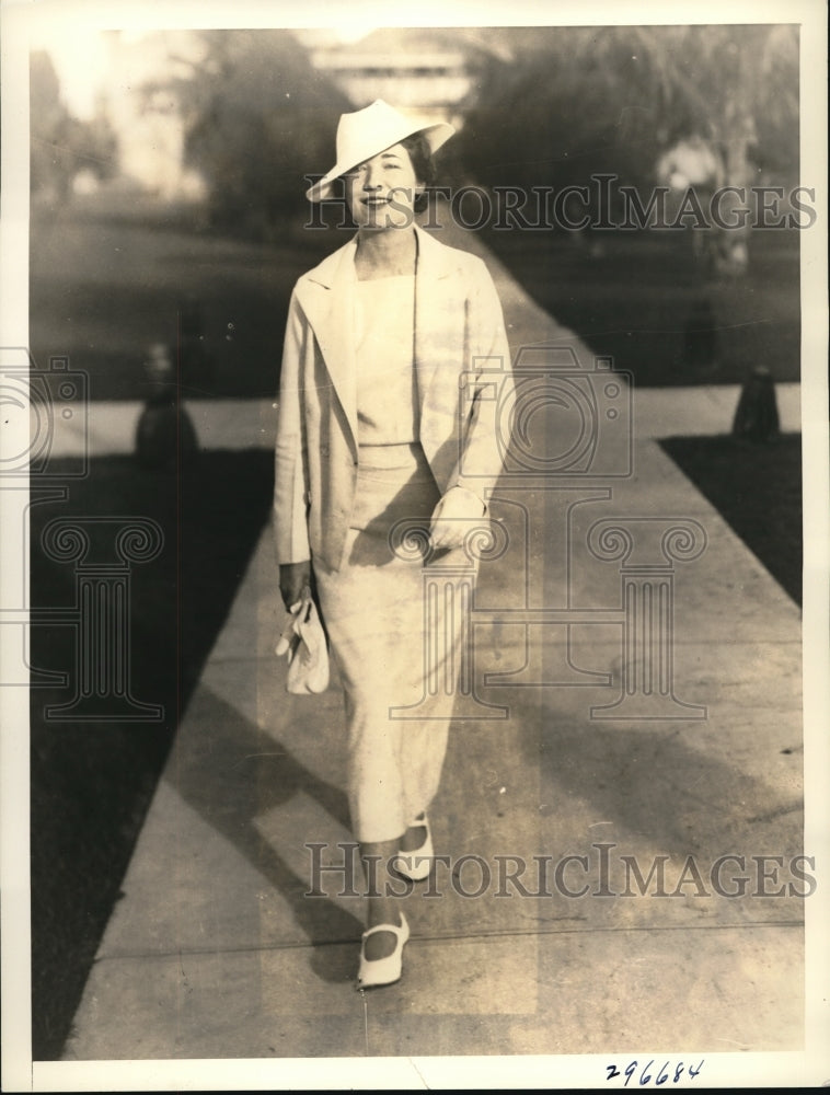 1935 Press Photo Miss Marjorie McLachlan in the gardens of the British Colonial, - Historic Images