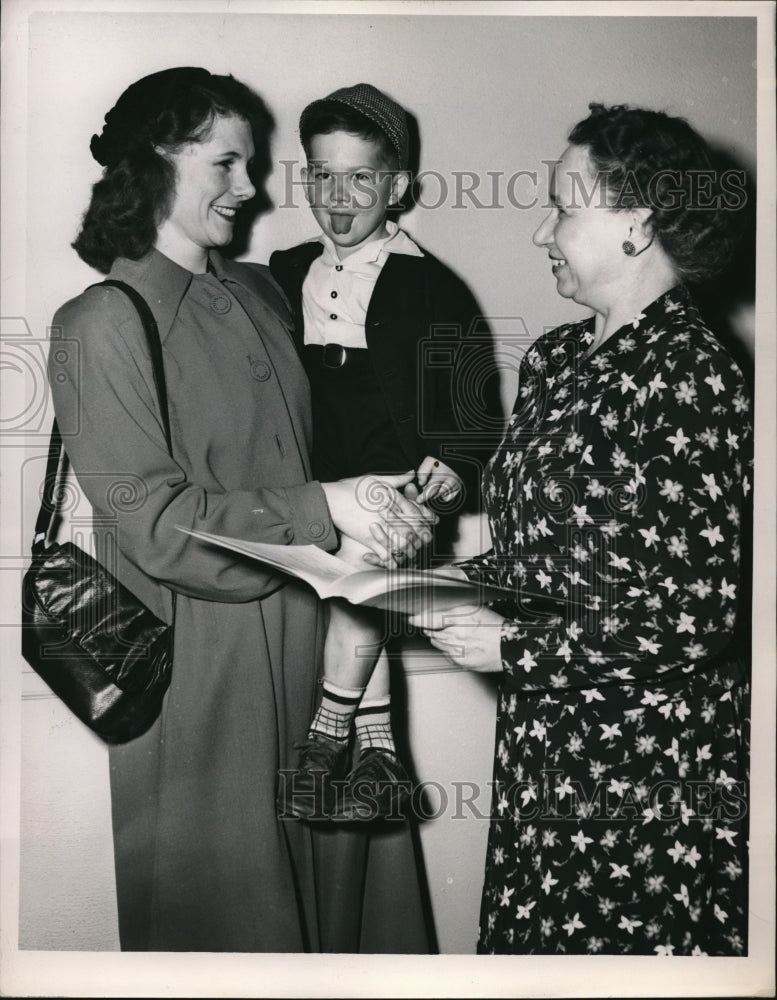 1949 Press Photo Mrs. Dorothy Withem, Johnnie Withem, and Sylvia Kleinsmith - Historic Images