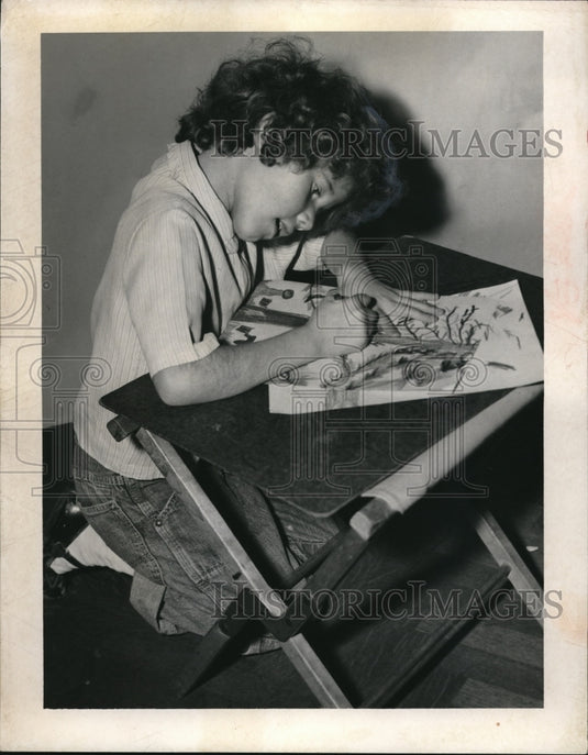1954 Linda Colt at an art class in the Cleveland Museum of Art - Historic Images