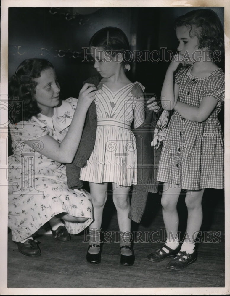 1947 Press Photo Carol Kate helps Shively and O&#39;Brien with their wraps - Historic Images