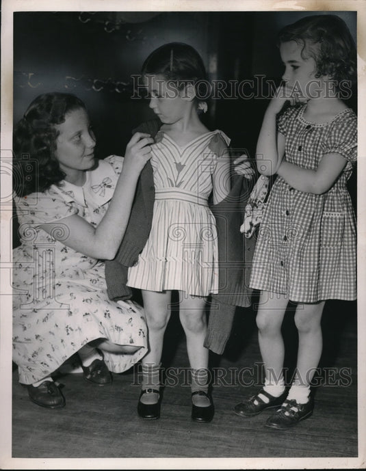 1947 Press Photo Carol Kate helps Shively and O'Brien with their wraps - Historic Images
