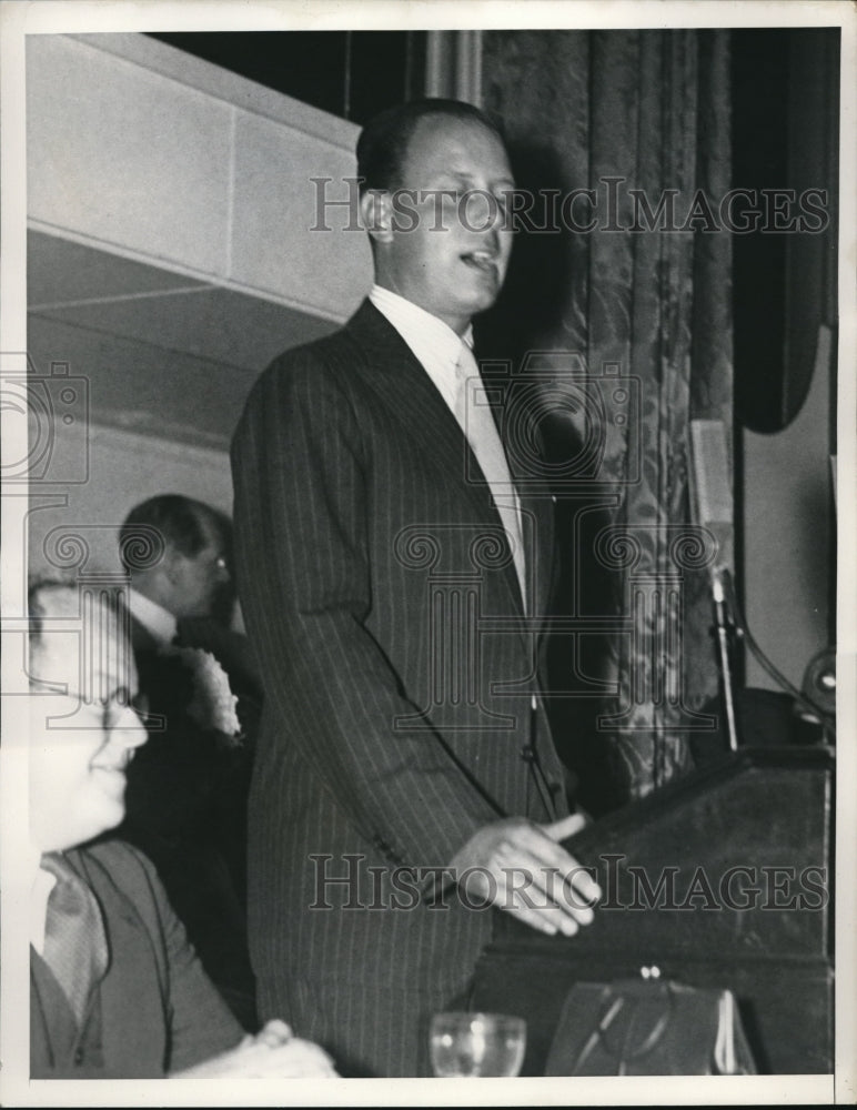 1937 Press Photo Newbold Morris giving a speech beside Mc Golderick seat - Historic Images