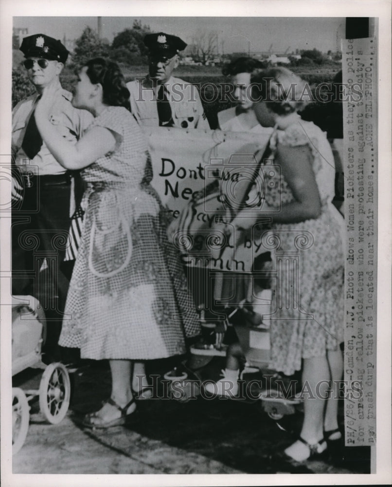 1951 Press Photo Women picketers against dump sites near their homes - Historic Images