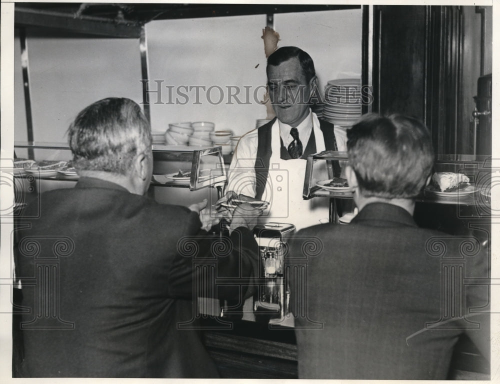 1935 Press Photo Joe Judge &amp; customers at Bureau of Engraving diner - Historic Images