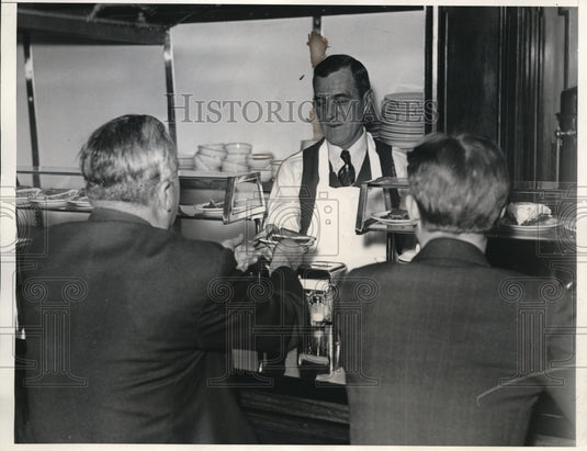 1935 Press Photo Joe Judge & customers at Bureau of Engraving diner - Historic Images