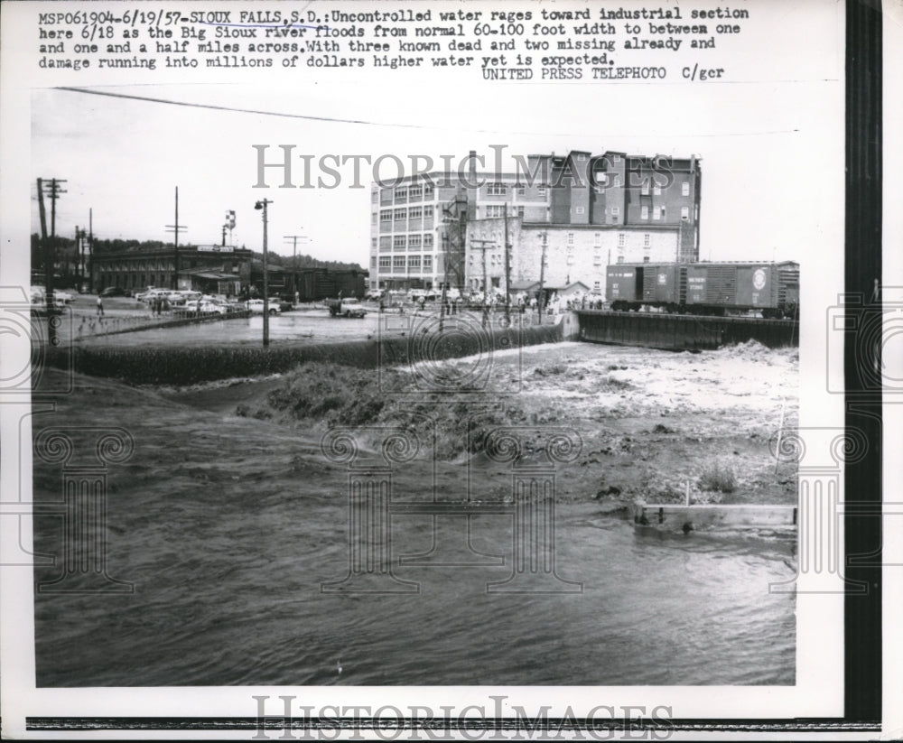 1957 Press Photo Uncontrolled water rage toward industrial part in Sioux falls - Historic Images