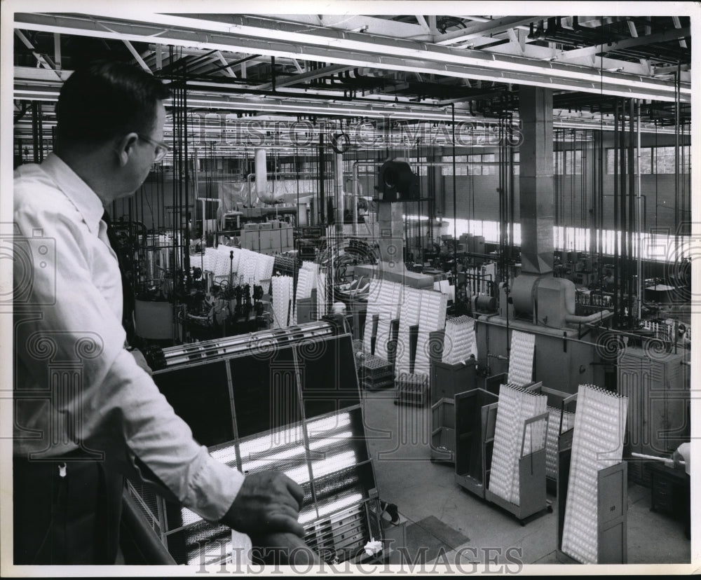 1962 Press Photo Electrical workers at a plants assembly line-Historic Images