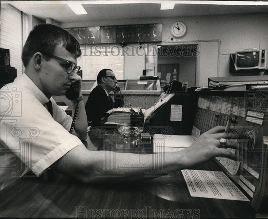 1965 Press Photo State Dept Operation Center & a watch officer Frank Irwin - Historic Images
