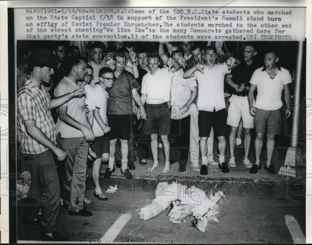 1960 Press Photo Raleigh NC State Univ student protestors burn Krushcev effigy-Historic Images